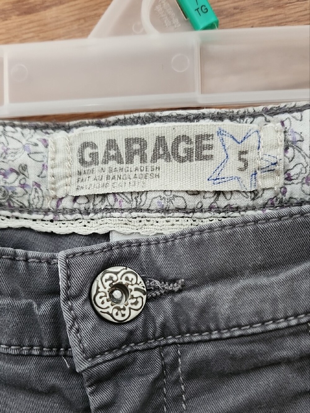 Vintage Y2K Garage Women's Gray Rolled-Hem Shorts - Picture 2 of 16